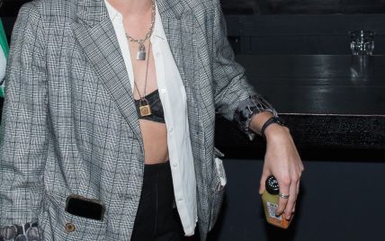 В лифчике, кожаной юбке и с новой прической: Кристен Стюарт удивила папарацци