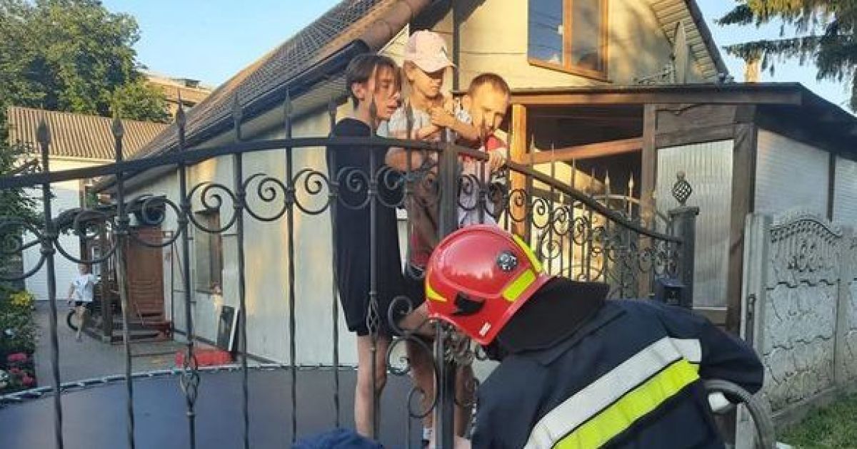 В Здолбунове 6-летняя девочка напоролась на металлический забор