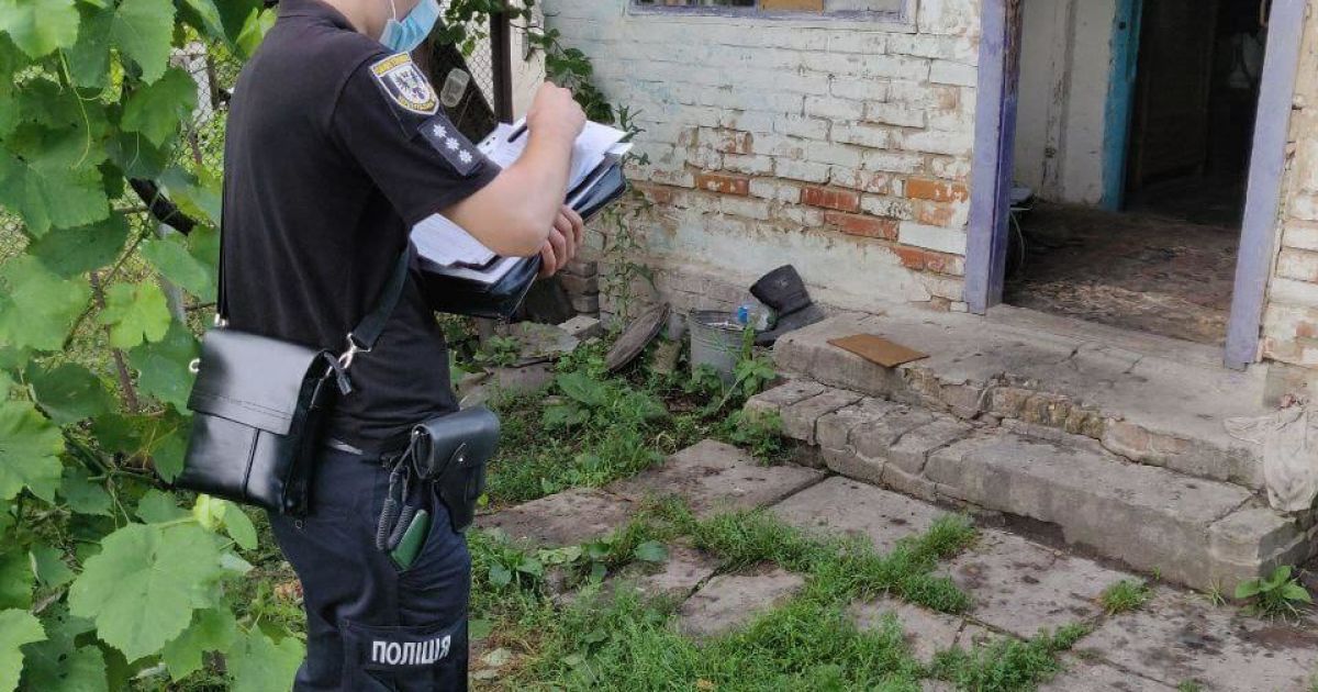Пытался противодействовать пьянству отца: в Черниговской области мужчина топором зарубил 21-летнего сына
