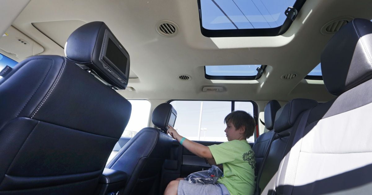 Підголовник в автомобілі: водіям та пасажирам розповіли важливі елементи