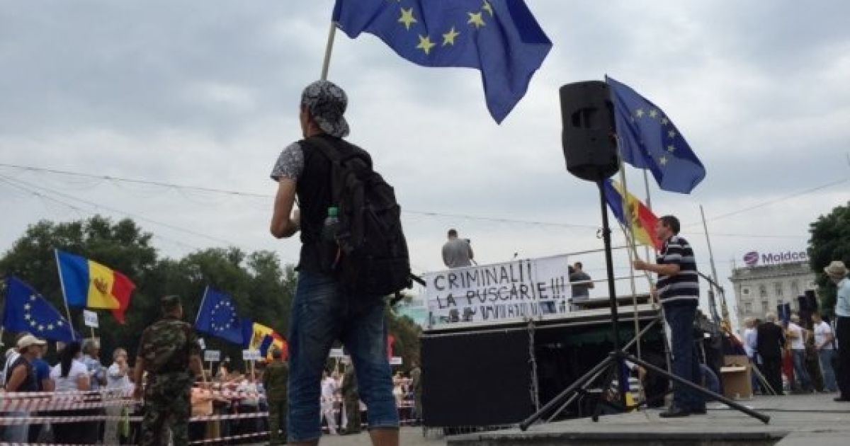 Протестующие требуют встречи с президентом