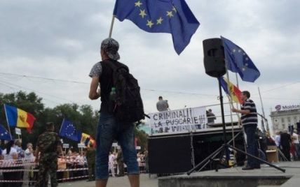 Молдавские митингующие устанавливают палатки под Генпрокуратурой