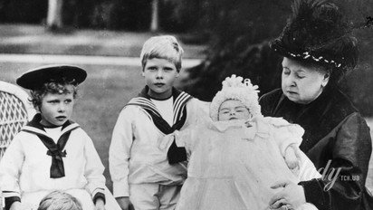 Королева Виктория с четырьмя правнуками