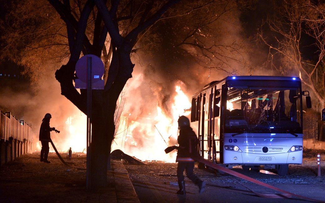Вогонь палає після вибуху автомобіля у центрі урядового кварталу Анкари, Туреччина. За попередніми даними, внаслідок теракту загинули 28 людей, понад 60 отримали поранення. / © Reuters