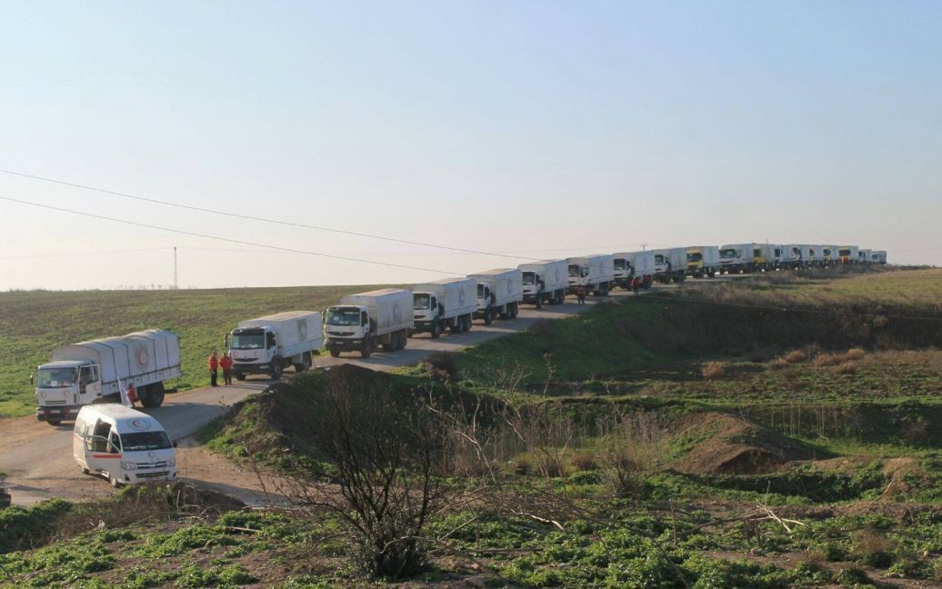 Колонна из 100 грузовиков гуманитарного конвоя Красного Полумесяца следует из Дамаска в окруженные войсками Башара Асада районы, находящиеся под контролем повстанцев. / © Reuters