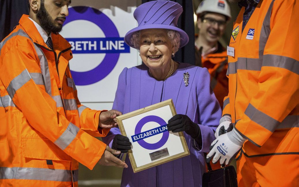 Во время церемонии открытия доски с названием будущей линии метро, названной в честь королевы Елизаветы II / © Reuters