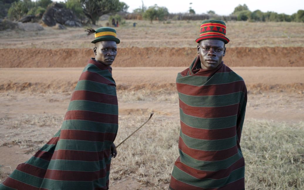 Представители племени карамоджонг стоят в городе Каабонг в этносубрегионе Карамоджа в Уганде. В этой стране проживает более 200 000 представителей этого племени, что составляет чуть более 1% от всего населения страны. / © Reuters