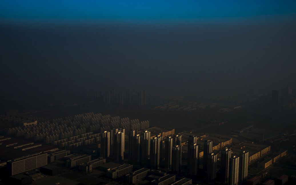 Zhang Lei &ldquo;Туман в Китае&rdquo;. Город Тяньцзинь на севере Китая окутан туманом. / © Reuters