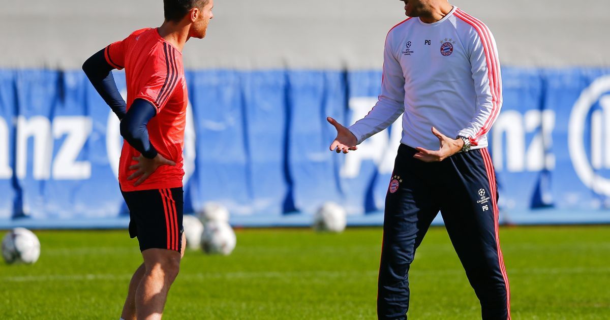 Игроки и тренеры "ротен" должны поблагодарить полицию Мюнхена.