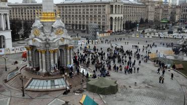 Більшість мітингувальників - чоловіки у камуфльованій формі, подекуди - у балаклавах. Їх не більше сотні / © Reuters