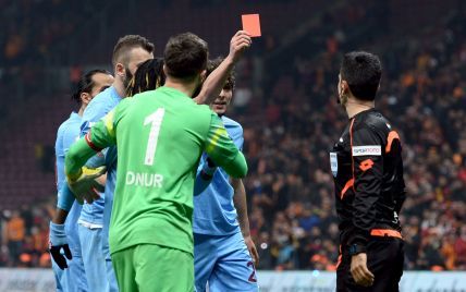 В Туреччині футболіст показав червону картку арбітру