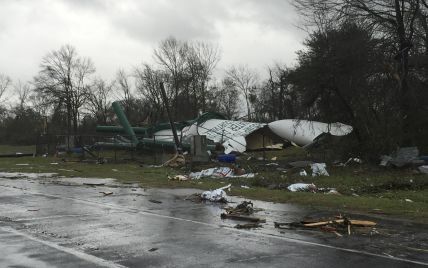 В США пронеслись сразу 7 торнадо: разбросаны грузовики, разрушенные дома и есть жертвы