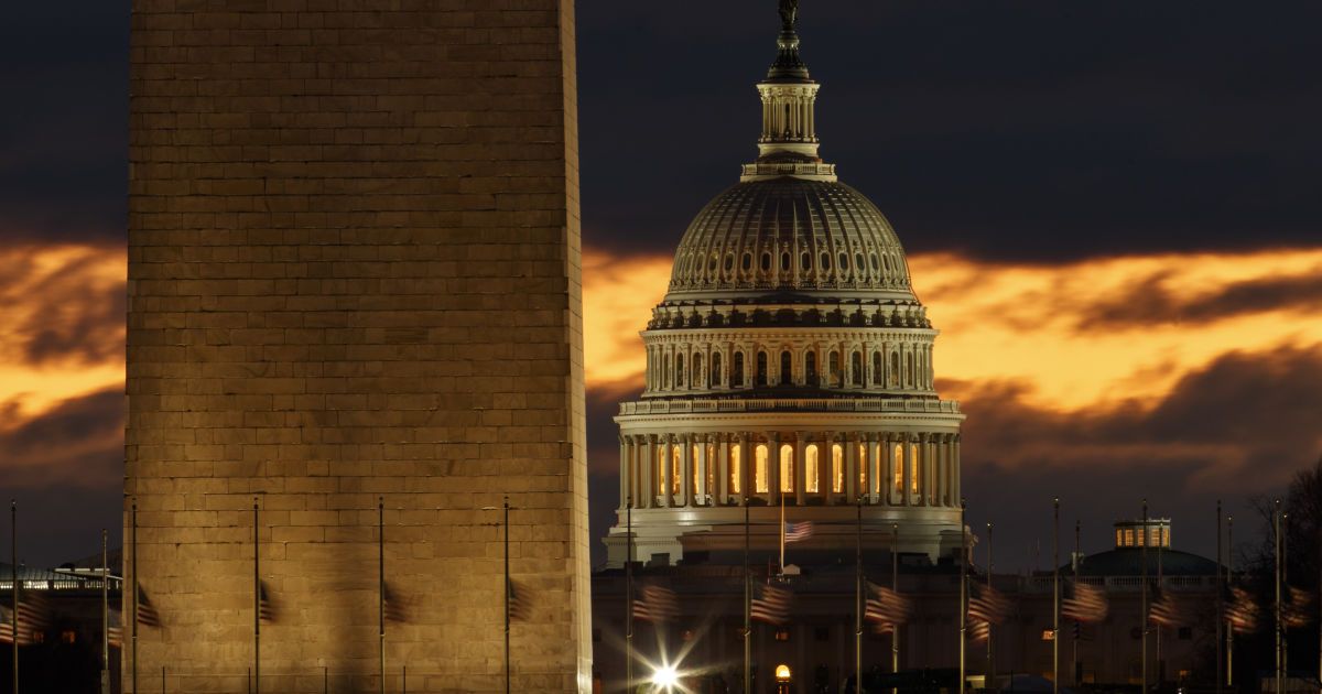 В США из-за неизвестного объекта в воздухе эвакуировали Конгресс и закрыли Белый дом