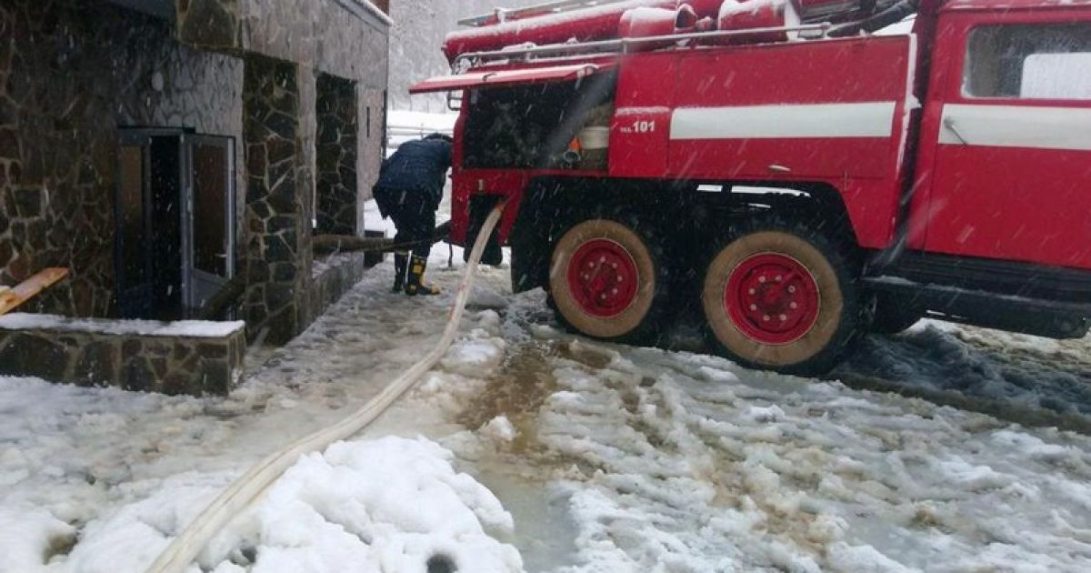 Повалені дерева та знеструмлені села: на Закарпатті ліквідовують наслідки негоди