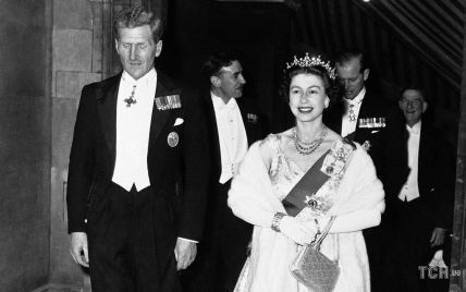 Цей день в історії: королева Єлизавета II у вечірній пишній сукні на прийомі