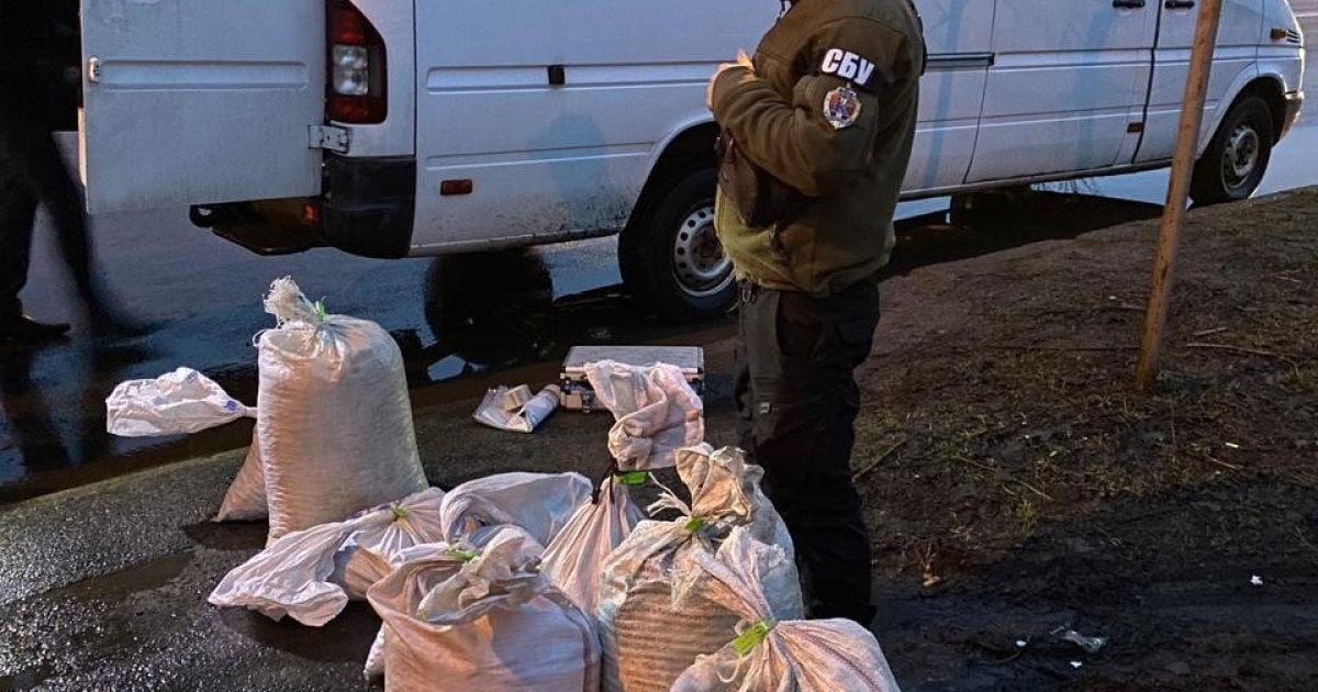 В Луцьку виявили автомобіль, "нафарширований" бурштином вартістю понад пів мільйона гривень