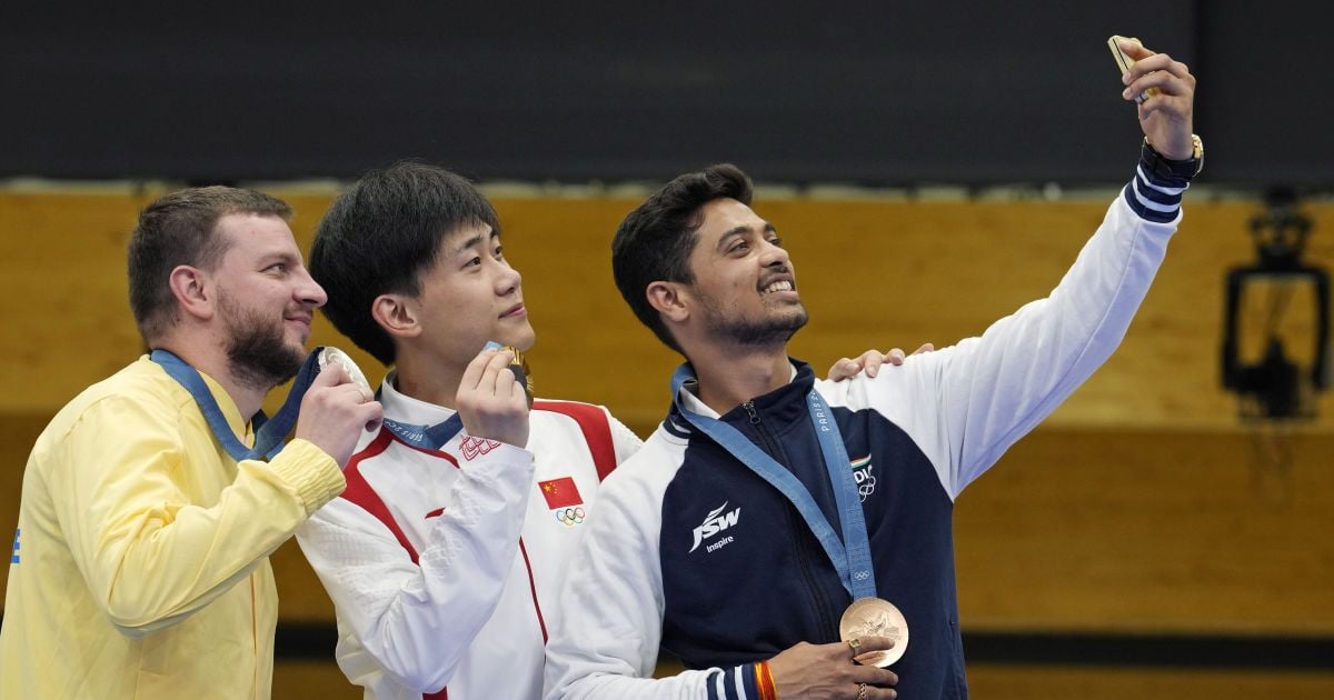 Український стрілець Сергій Куліш (зліва) виграв "срібло" Олімпіади-2024