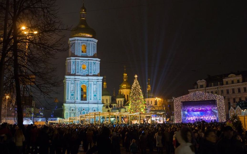 На День Святого Миколая у Києві запалили головну новорічну ялинку країни. / © Facebook / Петро Порошенко