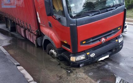 В Киеве возле станции метро "Берестейская" прорвало трубу - в провал на дороге попал грузовик