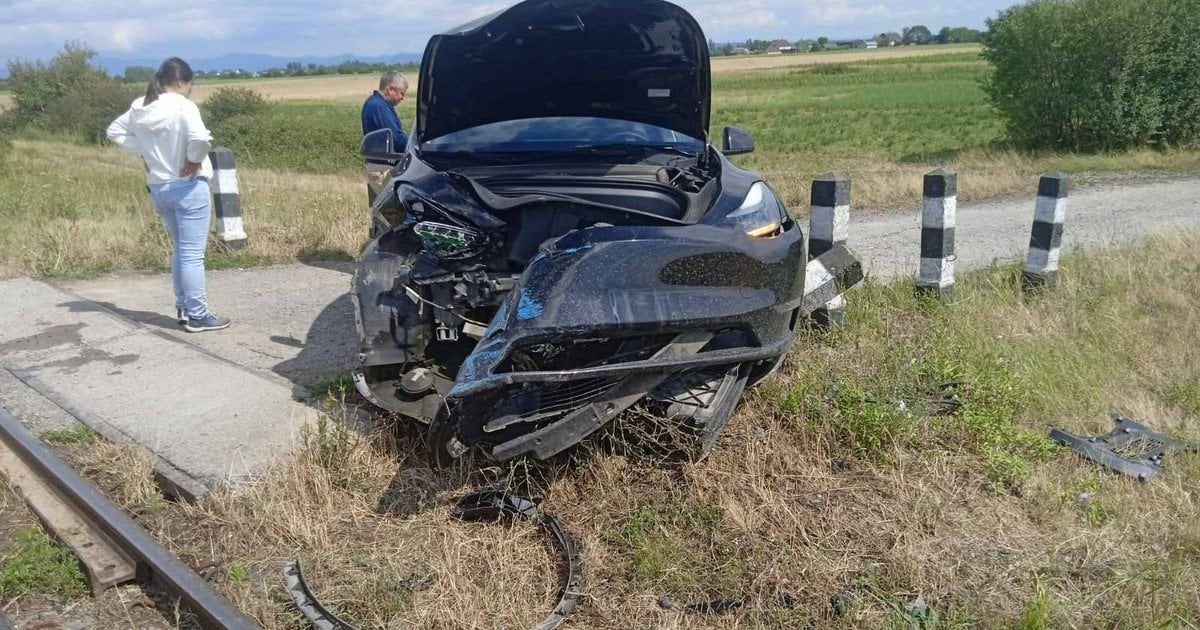 Tesla въехала в поезд
