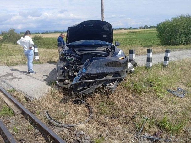 Водитель Tesla въехал в поезд на переезде: в "Укрзализныце" потроллили "нарушителя" ПДД