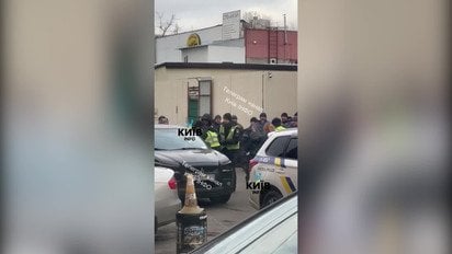 У Києві поліцейські розбили вікно автівки, щоб дістати водія-втікача