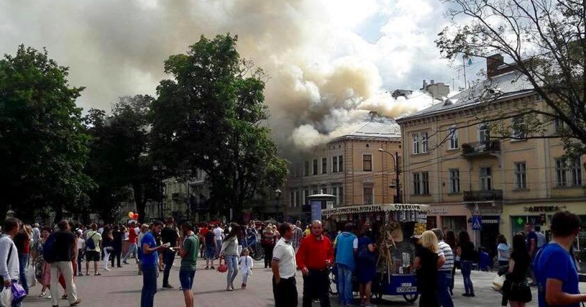 Центр Львова огорнуло димом через масштабну пожежу