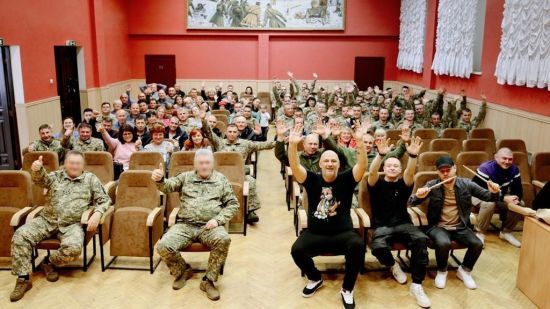 Потап виступив перед українськими бійцями і показав фото і відео з зустрічі