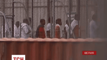 Владі Австралії довелося сльозогінним газом наводити лад у центрі для мігрантів