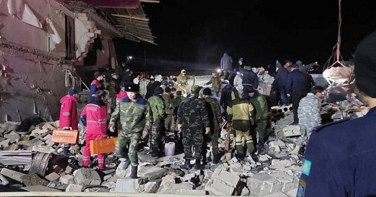 В Казахстане обрушился подъезд жилого дома: жители оказались под завалами, среди них – дети