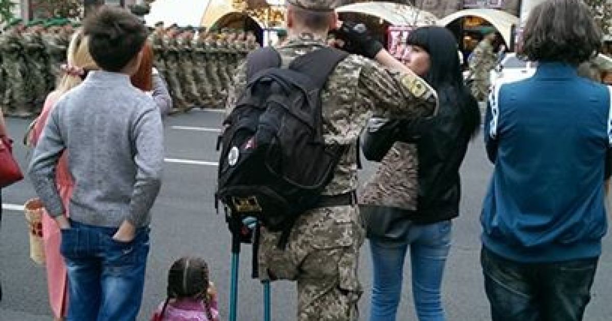 Потерявший ногу участник АТО салютует военным во время репетиции парада ко Дню Независимости. / © facebook.com/said.ismagilov