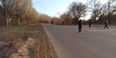 На Запоріжжі мер із містянами зупинили російський танк (відео)