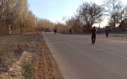 На Запоріжжі мер із містянами зупинили російський танк (відео)