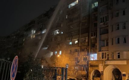 В Киеве горит многоэтажка после сбитого летательного аппарата: может быть много жертв