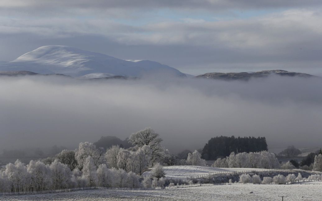 Утренний туман стелется в долине Спей в Шотландии. / © Reuters