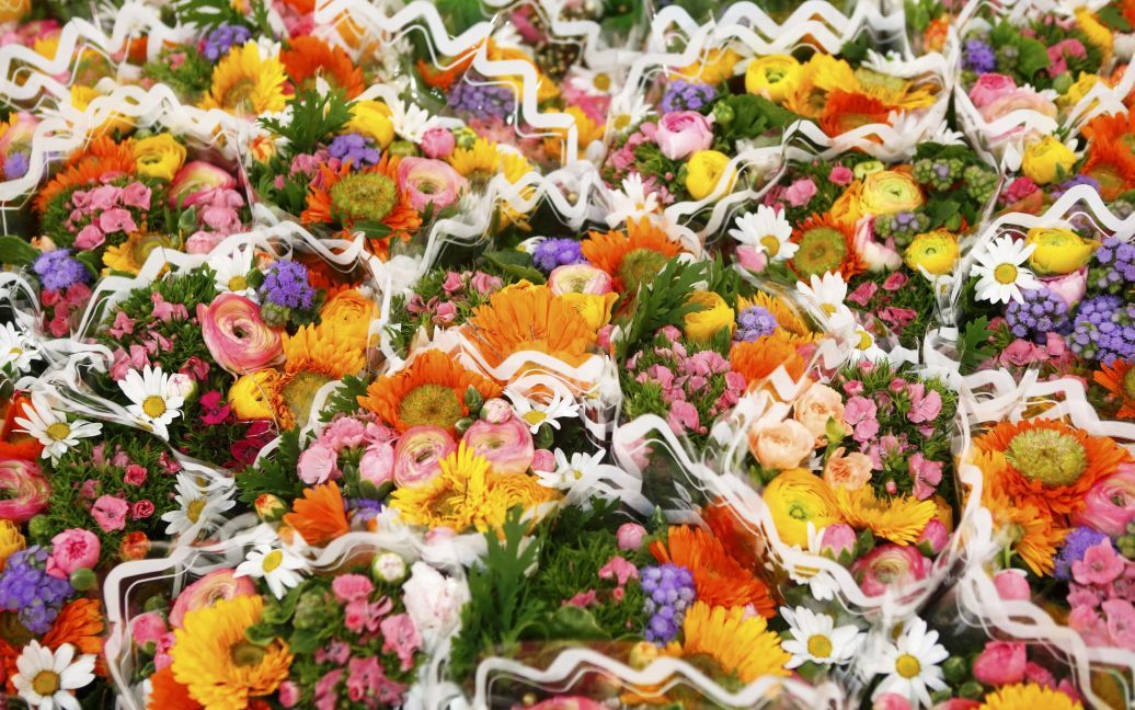 Магазины заполонили цветы на любой вкус / © Reuters