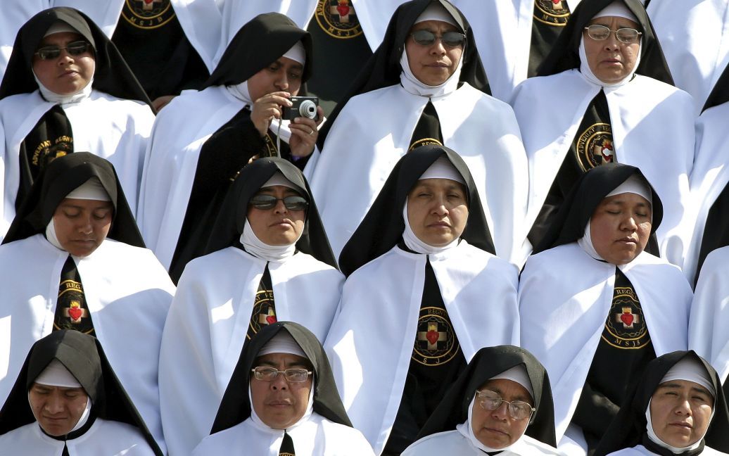 Монахини участвуют в мессе во главе с Папой Римским Франциском на стадионе в городе Морелия, Мексика. / © Reuters
