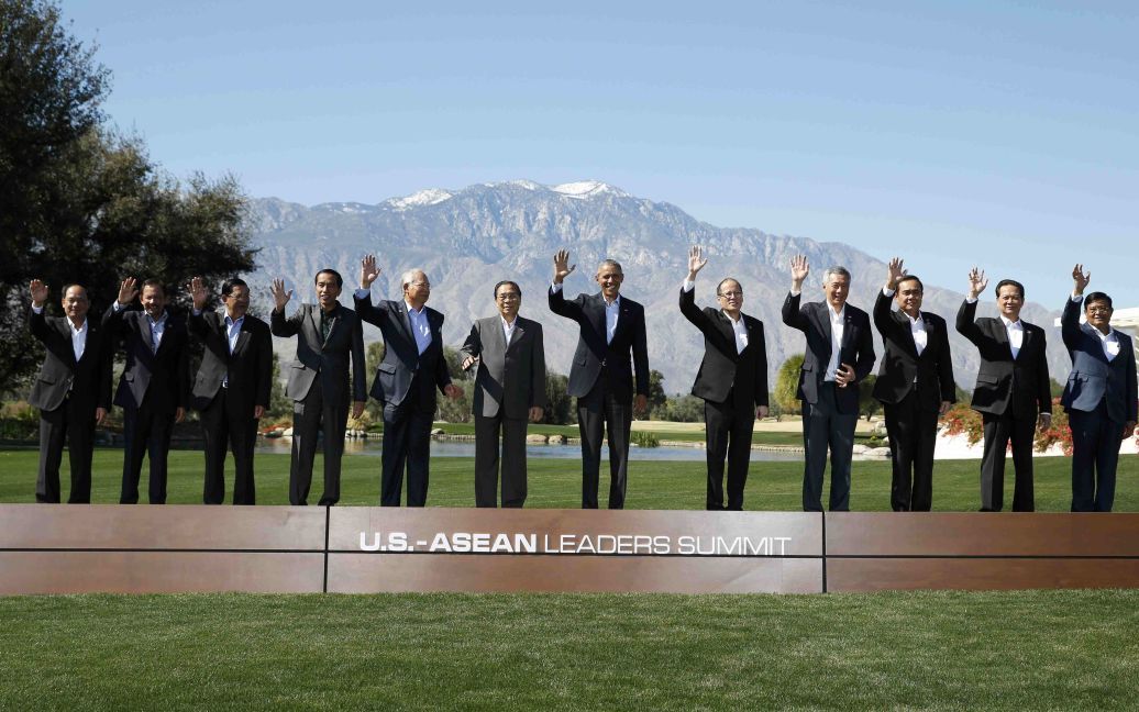 Президент США Барак Обама в окружении лидеров 10 наций Ассоциации государств Юго-Восточной Азии во время группового фото в Ранчо Мираж, штат Калифорния. / © Reuters