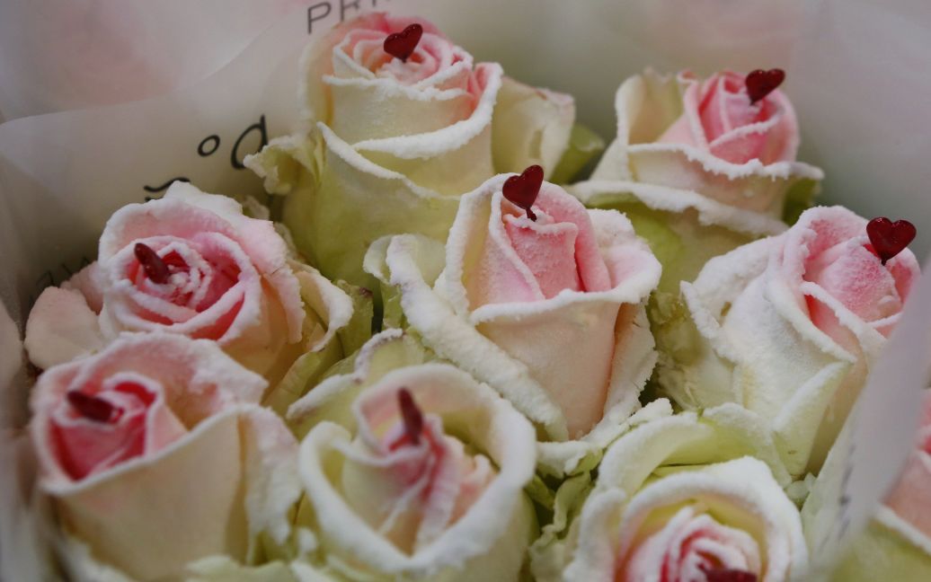Магазины заполонили цветы на любой вкус / © Reuters