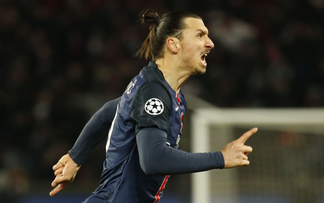Футболист ПСЖ Златан Ибрагимович празднует первый забитый гол в ворота "Челси". Парижане выиграли со счетом 2:1. / © Reuters