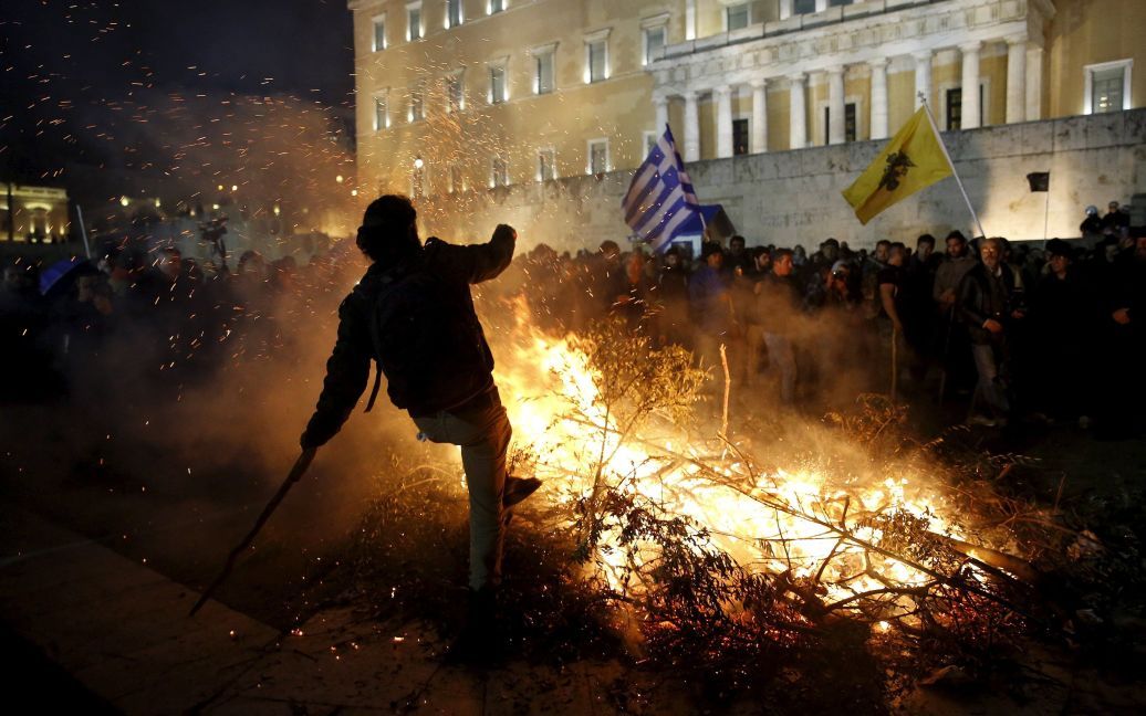 Фермеры жгут костры у здания парламента в Афинах во время акции протеста против планируемых пенсионных реформ. / © Reuters
