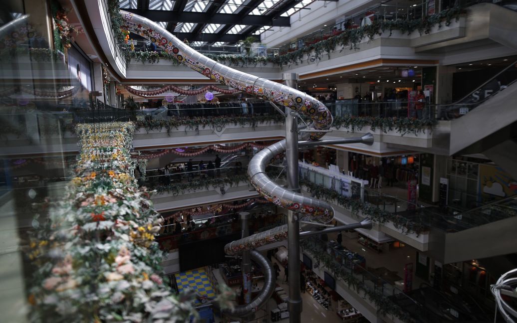 Общий вид 20-метровой горки внутри пятиэтажного торгового центра в Шанхае, Китай. / © Reuters