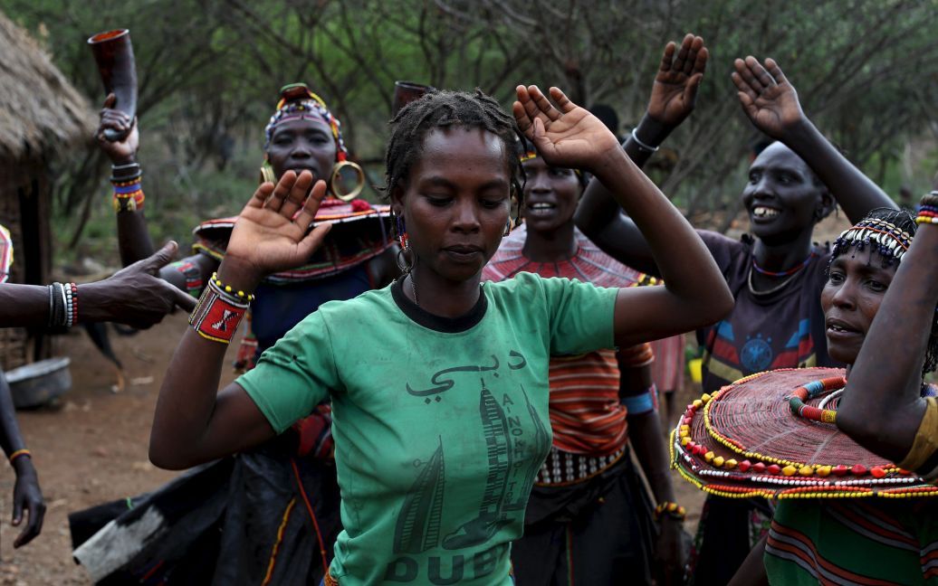 Дівчата танцюють перед церемонією ініціації. / © Reuters