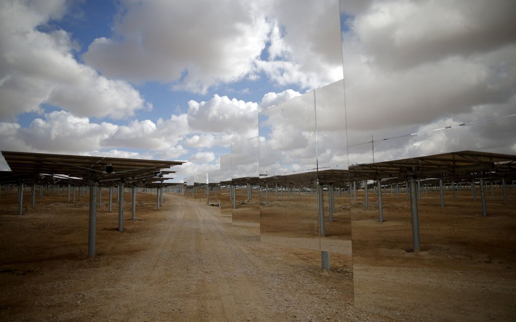 Геліостатичні дзеркала відображають їхнє оточення в полі на будівельному майданчику вежі сонячної електростанції на півдні пустелі Негев в Ізраїлі. Тут зводиться найвища у світі сонячна вежа. / © Reuters