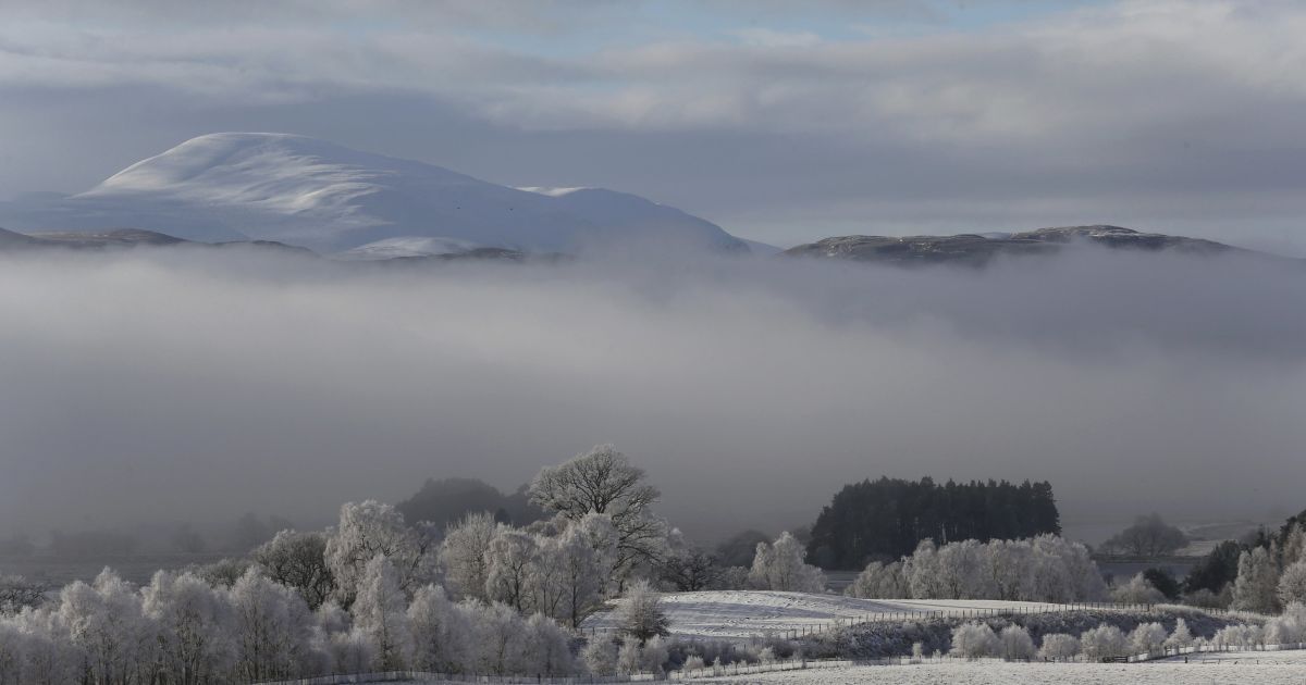 Утренний туман стелется в долине Спей в Шотландии. / © Reuters