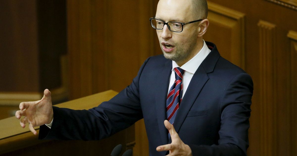 Полторак подарил Яценюку раритетный пистолет-пулемет, а Турчинову - маузер