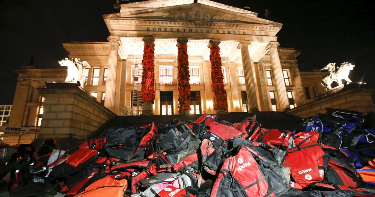 Спасательные жилеты, оставленные мигрантами на греческих пляжах, изображены в концертном зале в Берлине в качестве временного мемориального проекта в память о беженцах, утонувших по пути в Европу. Китайский художник Ай Вэйвэй использовал около 14 000 выброшенных спасательных жилетов, которые он получил от власти греческого острова Лесбос. / © Reuters