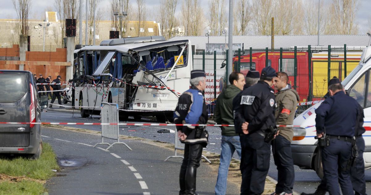 Во Франции грузовик влетел в школьный автобус: погибли дети