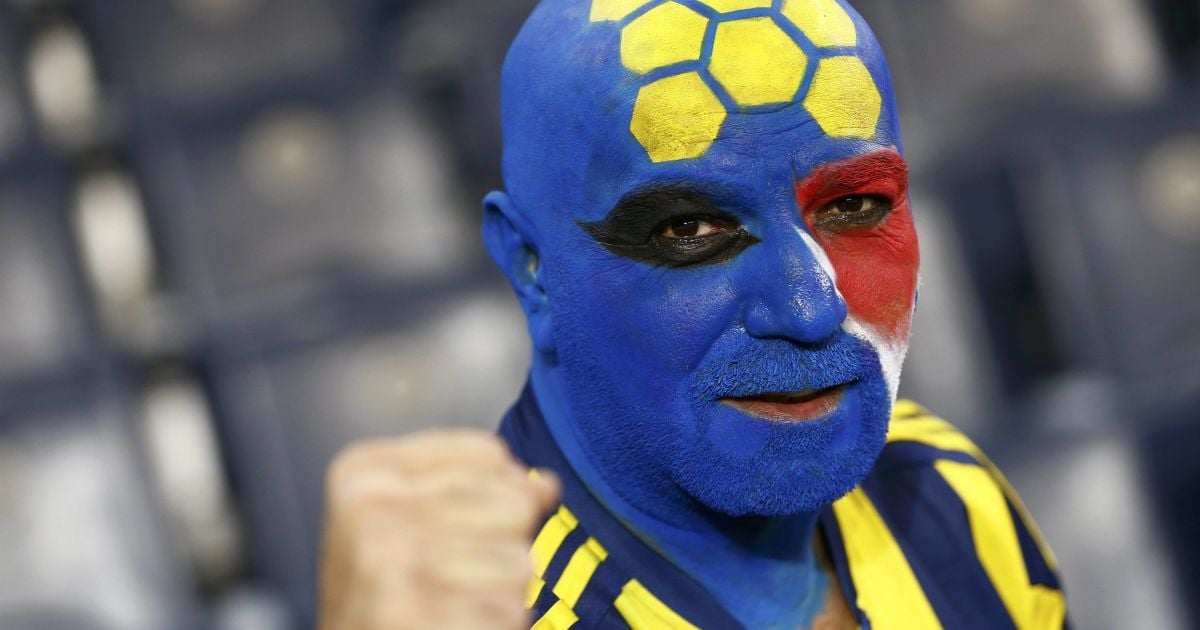 Фан "Фенербахче" перед матчем против "Локомотива".