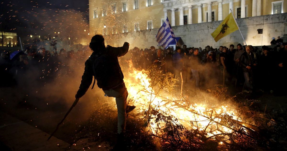 Фермеры жгут костры у здания парламента в Афинах во время акции протеста против планируемых пенсионных реформ. / © Reuters